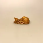 Kat - Håndskåret Træ - Sovende XS Brun, lille, mini, sovekat, waru, træ, kat, liggende, trækatte, trædyr, kattefigur, katteejer, killing, kattekilling, katteelsker, flot, træarbejde, håndsnittet, håndlavet, træskærearbejde, naturtro, gave, gaveide, biti, ribe, vadehavet