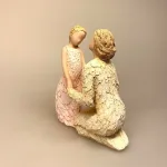 More than words Special Kind of Love - Knælende Kvinde med Pige, fortrolighed, voksenven, mors dag, bedstemor, mormor, farmor, moster, faster, papmor, dagplejemor, lærer, pædagog, omsorg, omsorgsperson, moder, mor, datter, niece, verdens bedste, elsker dig, kærlighed, figur, symbolsk, gave, jubilæum, tak, modelleret, keramik, flot, kunst, gaveide, gave, biti, vadehavet, more than words, arora, willow three,