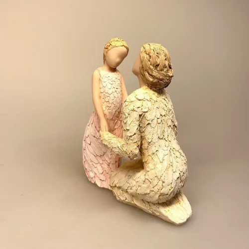 More than words Special Kind of Love - Knælende Kvinde med Pige, fortrolighed, voksenven, mors dag, bedstemor, mormor, farmor, moster, faster, papmor, dagplejemor, lærer, pædagog, omsorg, omsorgsperson, moder, mor, datter, niece, verdens bedste, elsker dig, kærlighed, figur, symbolsk, gave, jubilæum, tak, modelleret, keramik, flot, kunst, gaveide, gave, biti, vadehavet, more than words, arora, willow three,