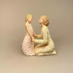 More than words Special Kind of Love - Knælende Kvinde med Pige, fortrolighed, voksenven, mors dag, bedstemor, mormor, farmor, moster, faster, papmor, dagplejemor, lærer, pædagog, omsorg, omsorgsperson, moder, mor, datter, niece, verdens bedste, elsker dig, kærlighed, figur, symbolsk, gave, jubilæum, tak, modelleret, keramik, flot, kunst, gaveide, gave, biti, vadehavet, more than words, arora, willow three,