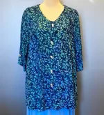 Skjortebluse 109 A-facon med Knapper - Løv Blå, lang, skjorte, bluse, let, jakke, fest, farver, farveglad, farverig, smuk, akvarel, batik, batiktryk, batikfarver, håndlavet, tryk, stoftryl, holdbar, kvalitet, natur, åndbar, bomuld, silke, biti, ribe