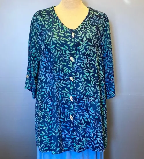 Skjortebluse 109 A-facon med Knapper - Løv Blå, lang, skjorte, bluse, let, jakke, fest, farver, farveglad, farverig, smuk, akvarel, batik, batiktryk, batikfarver, håndlavet, tryk, stoftryl, holdbar, kvalitet, natur, åndbar, bomuld, silke, biti, ribe