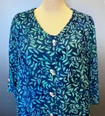 Skjortebluse 109 A-facon med Knapper - Løv Blå, lang, skjorte, bluse, let, jakke, fest, farver, farveglad, farverig, smuk, akvarel, batik, batiktryk, batikfarver, håndlavet, tryk, stoftryl, holdbar, kvalitet, natur, åndbar, bomuld, silke, biti, ribe