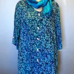 Skjortebluse 109 A-facon med Knapper - Løv Blå, lang, skjorte, bluse, let, jakke, fest, farver, farveglad, farverig, smuk, akvarel, batik, batiktryk, batikfarver, håndlavet, tryk, stoftryl, holdbar, kvalitet, natur, åndbar, bomuld, silke, biti, ribe