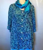 Skjortebluse 109 A-facon med Knapper - Løv Blå, lang, skjorte, bluse, let, jakke, fest, farver, farveglad, farverig, smuk, akvarel, batik, batiktryk, batikfarver, håndlavet, tryk, stoftryl, holdbar, kvalitet, natur, åndbar, bomuld, silke, biti, ribe