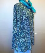 Skjortebluse 109 A-facon med Knapper - Løv Blå, lang, skjorte, bluse, let, jakke, fest, farver, farveglad, farverig, smuk, akvarel, batik, batiktryk, batikfarver, håndlavet, tryk, stoftryl, holdbar, kvalitet, natur, åndbar, bomuld, silke, biti, ribe