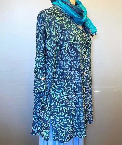 Skjortebluse 109 A-facon med Knapper - Løv Blå, lang, skjorte, bluse, let, jakke, fest, farver, farveglad, farverig, smuk, akvarel, batik, batiktryk, batikfarver, håndlavet, tryk, stoftryl, holdbar, kvalitet, natur, åndbar, bomuld, silke, biti, ribe