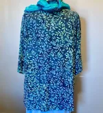 Skjortebluse 109 A-facon med Knapper - Løv Blå, lang, skjorte, bluse, let, jakke, fest, farver, farveglad, farverig, smuk, akvarel, batik, batiktryk, batikfarver, håndlavet, tryk, stoftryl, holdbar, kvalitet, natur, åndbar, bomuld, silke, biti, ribe