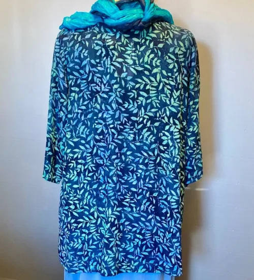 Skjortebluse 109 A-facon med Knapper - Løv Blå, lang, skjorte, bluse, let, jakke, fest, farver, farveglad, farverig, smuk, akvarel, batik, batiktryk, batikfarver, håndlavet, tryk, stoftryl, holdbar, kvalitet, natur, åndbar, bomuld, silke, biti, ribe