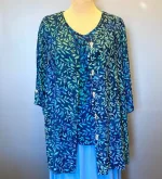 Skjortebluse 109 A-facon med Knapper - Løv Blå, lang, skjorte, bluse, let, jakke, fest, farver, farveglad, farverig, smuk, akvarel, batik, batiktryk, batikfarver, håndlavet, tryk, stoftryl, holdbar, kvalitet, natur, åndbar, bomuld, silke, biti, ribe