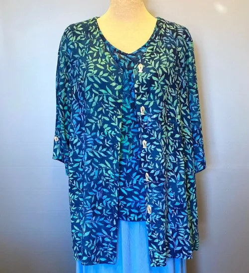 Skjortebluse 109 A-facon med Knapper - Løv Blå, lang, skjorte, bluse, let, jakke, fest, farver, farveglad, farverig, smuk, akvarel, batik, batiktryk, batikfarver, håndlavet, tryk, stoftryl, holdbar, kvalitet, natur, åndbar, bomuld, silke, biti, ribe