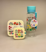 Madkasse sæt/3 bokse - Vilde Blomster, Snackboks med klemmer - Turkis Blomster, vilde, blomstereng, markblomster, vildt, blanding, med vilje, sommerfugle, bento, elastik, oval, flere rum, madpakke, madkasse, frugt, gnavegrønt, grønt, spisepause, frikvarter, frugtpause, boks, snack, nødder, sød, til, børn, voksne, arbejde, job, medbragt, frokost, pause, børnehave, vuggestue, skole, skolestart, biti, ribe