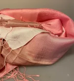 Blød Thaisilke Tørklæde XL - Rosa Pudder, lyserød, pudder, nude, pink, baby, sart, feminine, farver, lys, delikat, yndigt, thaisilke, råsilke, stort, stola, xl, silketørklæde, silkestola, fest, tilbehør, accessories, elegant, luksus, luksuriøst, flot, kvalitet, lækkert, vævet, ren, mulberry, frynser, volumniøst, gave, gaveide, damer, damet, lady, like, biti, ribe