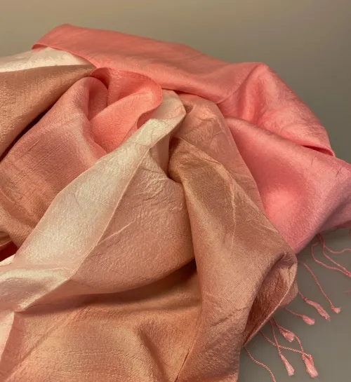 Blød Thaisilke Tørklæde XL - Rosa Pudder, lyserød, pudder, nude, pink, baby, sart, feminine, farver, lys, delikat, yndigt, thaisilke, råsilke, stort, stola, xl, silketørklæde, silkestola, fest, tilbehør, accessories, elegant, luksus, luksuriøst, flot, kvalitet, lækkert, vævet, ren, mulberry, frynser, volumniøst, gave, gaveide, damer, damet, lady, like, biti, ribe