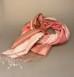 Blød Thaisilke Tørklæde XL - Rosa Pudder, lyserød, pudder, nude, pink, baby, sart, feminine, farver, lys, delikat, yndigt, thaisilke, råsilke, stort, stola, xl, silketørklæde, silkestola, fest, tilbehør, accessories, elegant, luksus, luksuriøst, flot, kvalitet, lækkert, vævet, ren, mulberry, frynser, volumniøst, gave, gaveide, damer, damet, lady, like, biti, ribe
