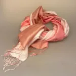 Blød Thaisilke Tørklæde XL - Rosa Pudder, lyserød, pudder, nude, pink, baby, sart, feminine, farver, lys, delikat, yndigt, thaisilke, råsilke, stort, stola, xl, silketørklæde, silkestola, fest, tilbehør, accessories, elegant, luksus, luksuriøst, flot, kvalitet, lækkert, vævet, ren, mulberry, frynser, volumniøst, gave, gaveide, damer, damet, lady, like, biti, ribe