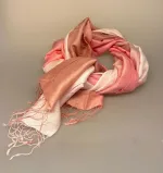 Blød Thaisilke Tørklæde XL - Rosa Pudder, lyserød, pudder, nude, pink, baby, sart, feminine, farver, lys, delikat, yndigt, thaisilke, råsilke, stort, stola, xl, silketørklæde, silkestola, fest, tilbehør, accessories, elegant, luksus, luksuriøst, flot, kvalitet, lækkert, vævet, ren, mulberry, frynser, volumniøst, gave, gaveide, damer, damet, lady, like, biti, ribe