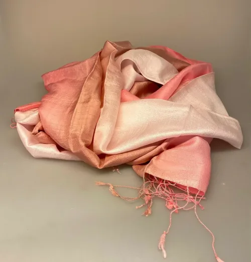 Blød Thaisilke Tørklæde XL - Rosa Pudder, lyserød, pudder, nude, pink, baby, sart, feminine, farver, lys, delikat, yndigt, thaisilke, råsilke, stort, stola, xl, silketørklæde, silkestola, fest, tilbehør, accessories, elegant, luksus, luksuriøst, flot, kvalitet, lækkert, vævet, ren, mulberry, frynser, volumniøst, gave, gaveide, damer, damet, lady, like, biti, ribe