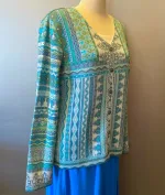 Dunque Fintstrikket Cardigan - Bomuld Blå, strik, bomuldsjakke, bomuldstrøje, bouldscardigan, strikjakke, knapper, cardigan, mønsterstrik, blå, farver, hønsestrik, kvalitet, bæredygtig, GOTS, KBS, bio, øko, økologisk, let, lun, kradser ikke, lækker, klædelig, flot, smuk, særlig, biti, ribe, striber, slankende