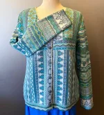 Dunque Fintstrikket Cardigan - Bomuld Blå, strik, bomuldsjakke, bomuldstrøje, bouldscardigan, strikjakke, knapper, cardigan, mønsterstrik, blå, farver, hønsestrik, kvalitet, bæredygtig, GOTS, KBS, bio, øko, økologisk, let, lun, kradser ikke, lækker, klædelig, flot, smuk, særlig, biti, ribe, striber, slankende