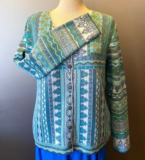 Dunque Fintstrikket Cardigan - Bomuld Blå, strik, bomuldsjakke, bomuldstrøje, bouldscardigan, strikjakke, knapper, cardigan, mønsterstrik, blå, farver, hønsestrik, kvalitet, bæredygtig, GOTS, KBS, bio, øko, økologisk, let, lun, kradser ikke, lækker, klædelig, flot, smuk, særlig, biti, ribe, striber, slankende