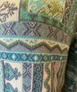 Dunque Fintstrikket Cardigan - Bomuld Blå, strik, bomuldsjakke, bomuldstrøje, bouldscardigan, strikjakke, knapper, cardigan, mønsterstrik, blå, farver, hønsestrik, kvalitet, bæredygtig, GOTS, KBS, bio, øko, økologisk, let, lun, kradser ikke, lækker, klædelig, flot, smuk, særlig, biti, ribe, striber, slankende