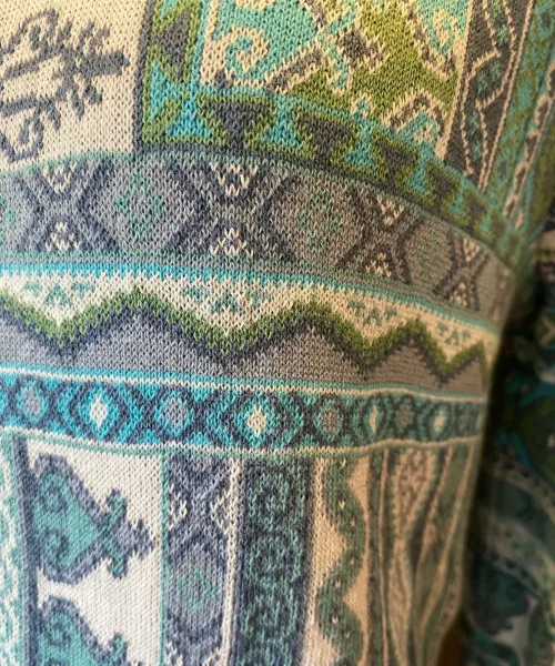 Dunque Fintstrikket Cardigan - Bomuld Blå, strik, bomuldsjakke, bomuldstrøje, bouldscardigan, strikjakke, knapper, cardigan, mønsterstrik, blå, farver, hønsestrik, kvalitet, bæredygtig, GOTS, KBS, bio, øko, økologisk, let, lun, kradser ikke, lækker, klædelig, flot, smuk, særlig, biti, ribe, striber, slankende