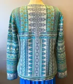 Dunque Fintstrikket Cardigan - Bomuld Blå, strik, bomuldsjakke, bomuldstrøje, bouldscardigan, strikjakke, knapper, cardigan, mønsterstrik, blå, farver, hønsestrik, kvalitet, bæredygtig, GOTS, KBS, bio, øko, økologisk, let, lun, kradser ikke, lækker, klædelig, flot, smuk, særlig, biti, ribe, striber, slankende