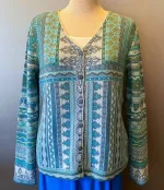 Dunque Fintstrikket Cardigan - Bomuld Blå, strik, bomuldsjakke, bomuldstrøje, bouldscardigan, strikjakke, knapper, cardigan, mønsterstrik, blå, farver, hønsestrik, kvalitet, bæredygtig, GOTS, KBS, bio, øko, økologisk, let, lun, kradser ikke, lækker, klædelig, flot, smuk, særlig, biti, ribe, striber, slankende