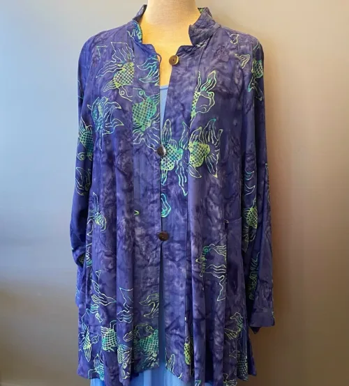 Festjakke Glatvævet - Violblå med Fisk, blå, lilla, blålilla, blåviolet, turkis, fisk, havet, akvarium, havtema, fest, festjakke, festlig, jakke, let, flot, anvendelig, hverdag, fest, overgangsjakke, lang, vidde, løs, klædelig, sving, a-snit, a-facon, store, størrelser, piger, batik, batikfarvet, batiktryk, specielt, håndarbejde, kunsthåndværk, smuk, holdbar, natur, bæredygtig, kvalitet, biti, ribe,