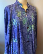 Festjakke Glatvævet - Violblå med Fisk, blå, lilla, blålilla, blåviolet, turkis, fisk, havet, akvarium, havtema, fest, festjakke, festlig, jakke, let, flot, anvendelig, hverdag, fest, overgangsjakke, lang, vidde, løs, klædelig, sving, a-snit, a-facon, store, størrelser, piger, batik, batikfarvet, batiktryk, specielt, håndarbejde, kunsthåndværk, smuk, holdbar, natur, bæredygtig, kvalitet, biti, ribe,