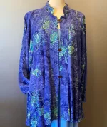 Festjakke Glatvævet - Violblå med Fisk, blå, lilla, blålilla, blåviolet, turkis, fisk, havet, akvarium, havtema, fest, festjakke, festlig, jakke, let, flot, anvendelig, hverdag, fest, overgangsjakke, lang, vidde, løs, klædelig, sving, a-snit, a-facon, store, størrelser, piger, batik, batikfarvet, batiktryk, specielt, håndarbejde, kunsthåndværk, smuk, holdbar, natur, bæredygtig, kvalitet, biti, ribe,