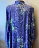 Festjakke Glatvævet - Violblå med Fisk, blå, lilla, blålilla, blåviolet, turkis, fisk, havet, akvarium, havtema, fest, festjakke, festlig, jakke, let, flot, anvendelig, hverdag, fest, overgangsjakke, lang, vidde, løs, klædelig, sving, a-snit, a-facon, store, størrelser, piger, batik, batikfarvet, batiktryk, specielt, håndarbejde, kunsthåndværk, smuk, holdbar, natur, bæredygtig, kvalitet, biti, ribe,