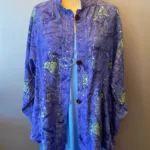 Festjakke Glatvævet - Violblå med Fisk, blå, lilla, blålilla, blåviolet, turkis, fisk, havet, akvarium, havtema, fest, festjakke, festlig, jakke, let, flot, anvendelig, hverdag, fest, overgangsjakke, lang, vidde, løs, klædelig, sving, a-snit, a-facon, store, størrelser, piger, batik, batikfarvet, batiktryk, specielt, håndarbejde, kunsthåndværk, smuk, holdbar, natur, bæredygtig, kvalitet, biti, ribe,