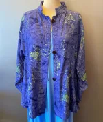 Festjakke Glatvævet - Violblå med Fisk, blå, lilla, blålilla, blåviolet, turkis, fisk, havet, akvarium, havtema, fest, festjakke, festlig, jakke, let, flot, anvendelig, hverdag, fest, overgangsjakke, lang, vidde, løs, klædelig, sving, a-snit, a-facon, store, størrelser, piger, batik, batikfarvet, batiktryk, specielt, håndarbejde, kunsthåndværk, smuk, holdbar, natur, bæredygtig, kvalitet, biti, ribe,