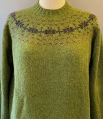 Harley of Scotland - Færø Pullover - Avocado Grøn, mellemgrøn, grøn, kiwi, mos, natur, skovgrøn, løvgrøn, hipster, stjerne, mønster, strik , enkel, klassisk, stilig, let, lambswool, uldstrik, tynd, lun, lækker, luksus , kradser ikke, klør ikke, luksus, luksuriøs, lækker, smart, sporty, feminin, efterår, vinter, 2022, færøisk, færøerne, færø, fair isle, islænder, strik, striktrøje, pullover, strikpullover, trøje, dame, pige, til, damer, damestrik, pigestrik, piger, feminin, gave, gaveide, julegave, skotsk, skotland, biti, ribe, vadehavet, national park, sort sol, domkirke, varme farver, klædelig, små, store, størrelser, klassisk, moderne