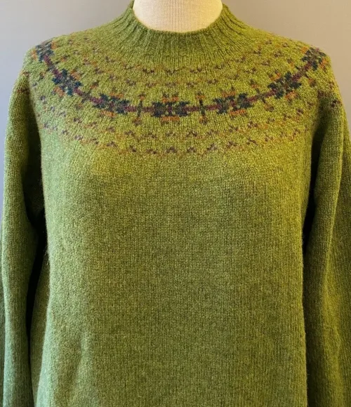 Harley of Scotland - Færø Pullover - Avocado Grøn, mellemgrøn, grøn, kiwi, mos, natur, skovgrøn, løvgrøn, hipster, stjerne, mønster, strik , enkel, klassisk, stilig, let, lambswool, uldstrik, tynd, lun, lækker, luksus , kradser ikke, klør ikke, luksus, luksuriøs, lækker, smart, sporty, feminin, efterår, vinter, 2022, færøisk, færøerne, færø, fair isle, islænder, strik, striktrøje, pullover, strikpullover, trøje, dame, pige, til, damer, damestrik, pigestrik, piger, feminin, gave, gaveide, julegave, skotsk, skotland, biti, ribe, vadehavet, national park, sort sol, domkirke, varme farver, klædelig, små, store, størrelser, klassisk, moderne