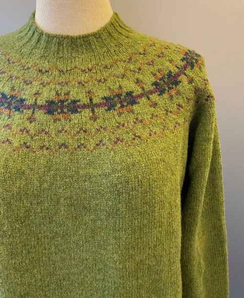 Harley of Scotland - Færø Pullover - Avocado Grøn, mellemgrøn, grøn, kiwi, mos, natur, skovgrøn, løvgrøn, hipster, stjerne, mønster, strik , enkel, klassisk, stilig, let, lambswool, uldstrik, tynd, lun, lækker, luksus , kradser ikke, klør ikke, luksus, luksuriøs, lækker, smart, sporty, feminin, efterår, vinter, 2022, færøisk, færøerne, færø, fair isle, islænder, strik, striktrøje, pullover, strikpullover, trøje, dame, pige, til, damer, damestrik, pigestrik, piger, feminin, gave, gaveide, julegave, skotsk, skotland, biti, ribe, vadehavet, national park, sort sol, domkirke, varme farver, klædelig, små, store, størrelser, klassisk, moderne