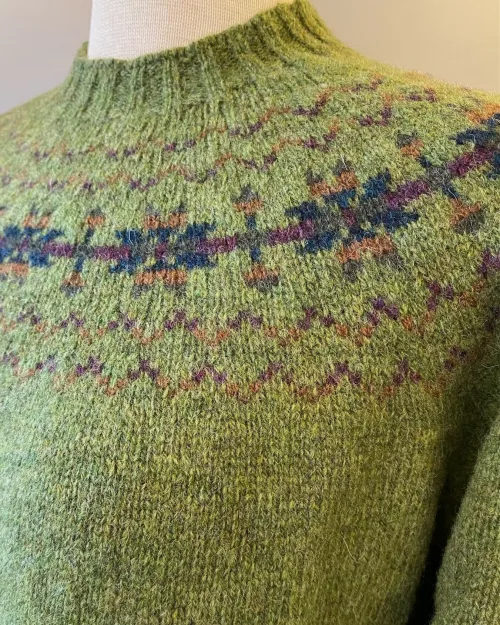 Harley of Scotland - Færø Pullover - Avocado Grøn, mellemgrøn, grøn, kiwi, mos, natur, skovgrøn, løvgrøn, hipster, stjerne, mønster, strik , enkel, klassisk, stilig, let, lambswool, uldstrik, tynd, lun, lækker, luksus , kradser ikke, klør ikke, luksus, luksuriøs, lækker, smart, sporty, feminin, efterår, vinter, 2022, færøisk, færøerne, færø, fair isle, islænder, strik, striktrøje, pullover, strikpullover, trøje, dame, pige, til, damer, damestrik, pigestrik, piger, feminin, gave, gaveide, julegave, skotsk, skotland, biti, ribe, vadehavet, national park, sort sol, domkirke, varme farver, klædelig, små, store, størrelser, klassisk, moderne