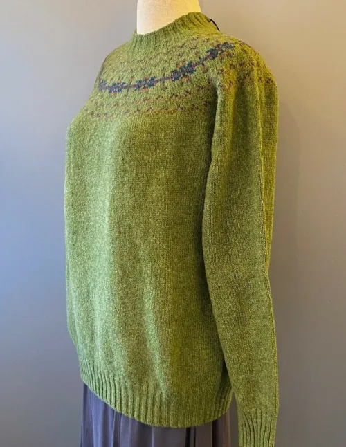 Harley of Scotland - Færø Pullover - Avocado Grøn, mellemgrøn, grøn, kiwi, mos, natur, skovgrøn, løvgrøn, hipster, stjerne, mønster, strik , enkel, klassisk, stilig, let, lambswool, uldstrik, tynd, lun, lækker, luksus , kradser ikke, klør ikke, luksus, luksuriøs, lækker, smart, sporty, feminin, efterår, vinter, 2022, færøisk, færøerne, færø, fair isle, islænder, strik, striktrøje, pullover, strikpullover, trøje, dame, pige, til, damer, damestrik, pigestrik, piger, feminin, gave, gaveide, julegave, skotsk, skotland, biti, ribe, vadehavet, national park, sort sol, domkirke, varme farver, klædelig, små, store, størrelser, klassisk, moderne