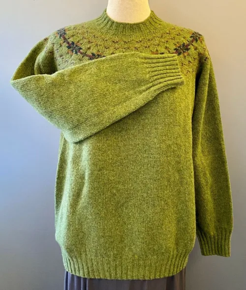 Harley of Scotland - Færø Pullover - Avocado Grøn, mellemgrøn, grøn, kiwi, mos, natur, skovgrøn, løvgrøn, hipster, stjerne, mønster, strik , enkel, klassisk, stilig, let, lambswool, uldstrik, tynd, lun, lækker, luksus , kradser ikke, klør ikke, luksus, luksuriøs, lækker, smart, sporty, feminin, efterår, vinter, 2022, færøisk, færøerne, færø, fair isle, islænder, strik, striktrøje, pullover, strikpullover, trøje, dame, pige, til, damer, damestrik, pigestrik, piger, feminin, gave, gaveide, julegave, skotsk, skotland, biti, ribe, vadehavet, national park, sort sol, domkirke, varme farver, klædelig, små, store, størrelser, klassisk, moderne
