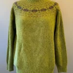 Harley of Scotland - Færø Pullover - Avocado Grøn, mellemgrøn, grøn, kiwi, mos, natur, skovgrøn, løvgrøn, hipster, stjerne, mønster, strik , enkel, klassisk, stilig, let, lambswool, uldstrik, tynd, lun, lækker, luksus , kradser ikke, klør ikke, luksus, luksuriøs, lækker, smart, sporty, feminin, efterår, vinter, 2022, færøisk, færøerne, færø, fair isle, islænder, strik, striktrøje, pullover, strikpullover, trøje, dame, pige, til, damer, damestrik, pigestrik, piger, feminin, gave, gaveide, julegave, skotsk, skotland, biti, ribe, vadehavet, national park, sort sol, domkirke, varme farver, klædelig, små, store, størrelser, klassisk, moderne