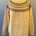 Harley of Scotland - Færø Pullover Beige, lys, enkel, diskret, neutral, sandfarvet, meleret, brun, camel, færø, færøisk, færøsk, fair , uld, ulden, ren, 100%, lambswool, trøje, piger,damer, damestrik, pigestrik, moderne, let, lun, tynd, efterår, striktrøje, pullover, hipster, klassisk, sara lund, islænder, islandsk, mønster, biti, ribe, skotsk