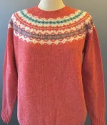 Harley of Scotland - Færø Pullover Coral Rosa, lyserød, rosenrød, rosebud, gammelrosa, koral, coral, laksefarvet, salmon, lambswool, uldstrik, tynd, lun, lækker, luksus , kradser ikke, klør ikke, luksus, luksuriøs, lækker, smart, sporty, feminin, efterår, vinter, 2022, færøisk, færøerne, færø, fair isle, islænder, strik, striktrøje, pullover, strikpullover, trøje, dame, pige, til, damer, damestrik, pigestrik, piger, feminin, gave, gaveide, julegave, skotsk, skotland, biti, ribe, vadehavet, national park, sort sol, domkirke, varme farver, klædelig, små, store, størrelser, klassisk, moderne