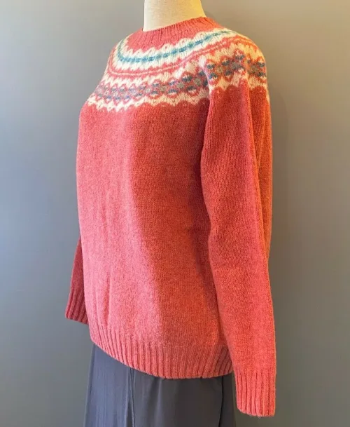 Harley of Scotland - Færø Pullover Coral Rosa, lyserød, rosenrød, rosebud, gammelrosa, koral, coral, laksefarvet, salmon, lambswool, uldstrik, tynd, lun, lækker, luksus , kradser ikke, klør ikke, luksus, luksuriøs, lækker, smart, sporty, feminin, efterår, vinter, 2022, færøisk, færøerne, færø, fair isle, islænder, strik, striktrøje, pullover, strikpullover, trøje, dame, pige, til, damer, damestrik, pigestrik, piger, feminin, gave, gaveide, julegave, skotsk, skotland, biti, ribe, vadehavet, national park, sort sol, domkirke, varme farver, klædelig, små, store, størrelser, klassisk, moderne