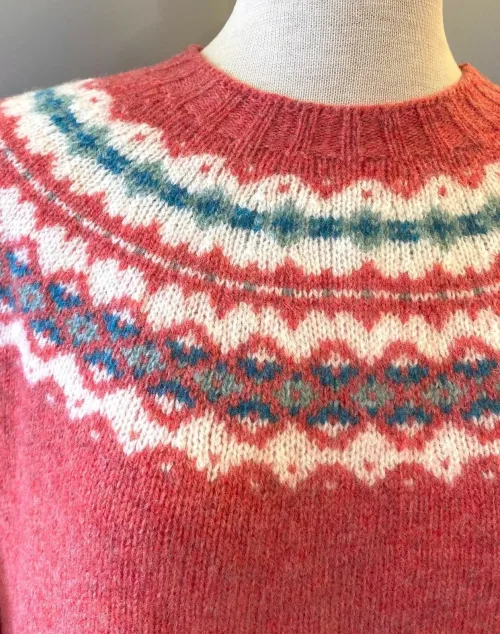 Harley of Scotland - Færø Pullover Coral Rosa, lyserød, rosenrød, rosebud, gammelrosa, koral, coral, laksefarvet, salmon, lambswool, uldstrik, tynd, lun, lækker, luksus , kradser ikke, klør ikke, luksus, luksuriøs, lækker, smart, sporty, feminin, efterår, vinter, 2022, færøisk, færøerne, færø, fair isle, islænder, strik, striktrøje, pullover, strikpullover, trøje, dame, pige, til, damer, damestrik, pigestrik, piger, feminin, gave, gaveide, julegave, skotsk, skotland, biti, ribe, vadehavet, national park, sort sol, domkirke, varme farver, klædelig, små, store, størrelser, klassisk, moderne