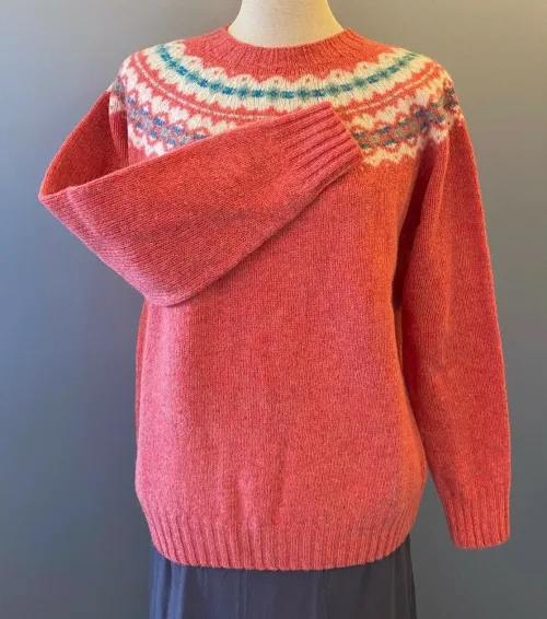 Harley of Scotland - Færø Pullover Coral Rosa, lyserød, rosenrød, rosebud, gammelrosa, koral, coral, laksefarvet, salmon, lambswool, uldstrik, tynd, lun, lækker, luksus , kradser ikke, klør ikke, luksus, luksuriøs, lækker, smart, sporty, feminin, efterår, vinter, 2022, færøisk, færøerne, færø, fair isle, islænder, strik, striktrøje, pullover, strikpullover, trøje, dame, pige, til, damer, damestrik, pigestrik, piger, feminin, gave, gaveide, julegave, skotsk, skotland, biti, ribe, vadehavet, national park, sort sol, domkirke, varme farver, klædelig, små, store, størrelser, klassisk, moderne