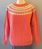 Harley of Scotland - Færø Pullover Coral Rosa, lyserød, rosenrød, rosebud, gammelrosa, koral, coral, laksefarvet, salmon, lambswool, uldstrik, tynd, lun, lækker, luksus , kradser ikke, klør ikke, luksus, luksuriøs, lækker, smart, sporty, feminin, efterår, vinter, 2022, færøisk, færøerne, færø, fair isle, islænder, strik, striktrøje, pullover, strikpullover, trøje, dame, pige, til, damer, damestrik, pigestrik, piger, feminin, gave, gaveide, julegave, skotsk, skotland, biti, ribe, vadehavet, national park, sort sol, domkirke, varme farver, klædelig, små, store, størrelser, klassisk, moderne