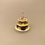 Miniature Opsats med Kager og Sandwiches , cucumber, club sandwich, afternoon, tea, tea party, cae, cafebesøg, gavekort, te, tedrikker, eftermiddagste, dukkehus, dukkestue, ting til, sætterkasse, sættekasse, ting, gaveide, miniature, miniaturer, sjov, symbolsk, bager, konditor, etagere, opsats, bagerbutik, 1:12, kager, bageri, den store bagedyst, biti, ribe