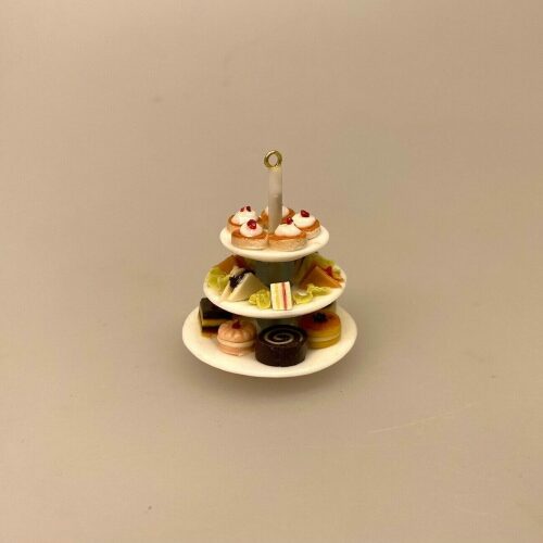 Miniature Opsats med Kager og Sandwiches , cucumber, club sandwich, afternoon, tea, tea party, cae, cafebesøg, gavekort, te, tedrikker, eftermiddagste, dukkehus, dukkestue, ting til, sætterkasse, sættekasse, ting, gaveide, miniature, miniaturer, sjov, symbolsk, bager, konditor, etagere, opsats, bagerbutik, 1:12, kager, bageri, den store bagedyst, biti, ribe